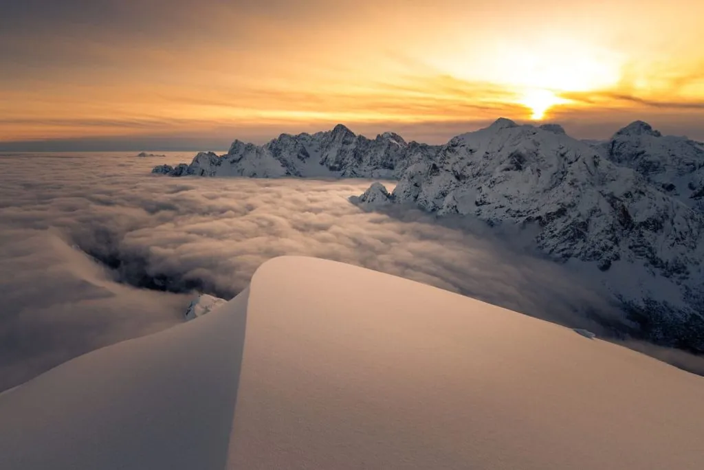 De belles montagnes slovènes couvertes de neige
